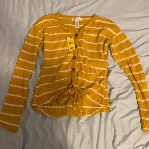NWT Tillys white fawn button up top, size small, yellow striped. - Picture 1 of 2